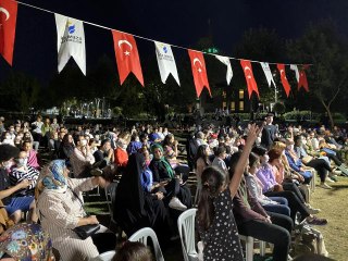 Esenler Açık Hava Tiyatro Festivali'ne vatandaşlardan yoğun ilgi