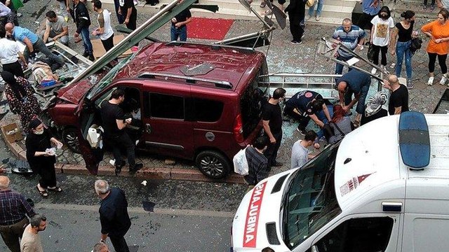 İstanbul’da otomobil durağa daldı: Yaralılar var