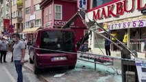 Kasımpaşa'da hafif ticari araç, otobüs durağına daldı