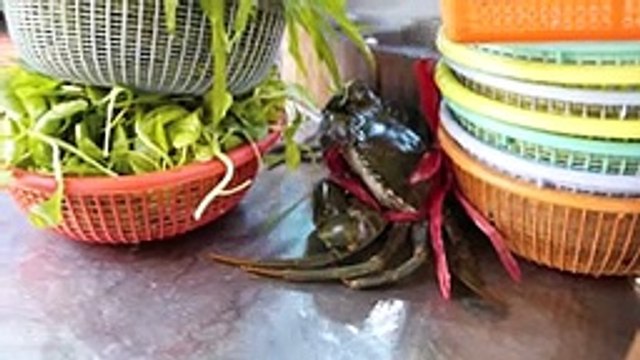 Taiwanese Street Food - LIVE CRAB Fried in Egg Batter