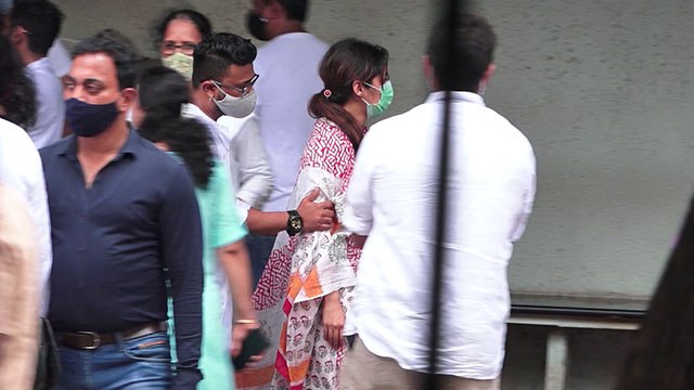 Sidharth Shukla Last Rite: Sidharth के अंतिम संस्कार के दौरान बेहोश हुई Shehnaaz Gill |FilmiBeat