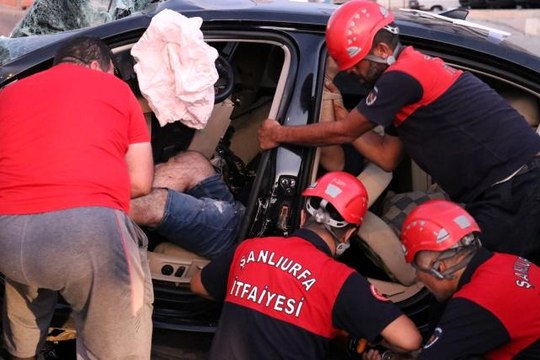 Direğe çarpan otomobilin sürücüsü araçta sıkıştı