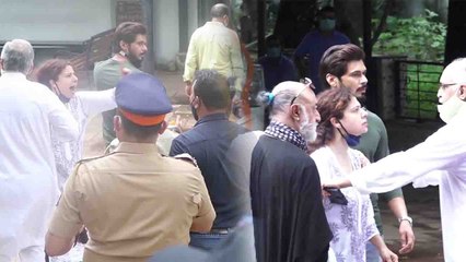 Sidharth Shukla Last Rite: Sambhavna Seth का पुलिस से हुआ झगड़ा |FilmiBeat