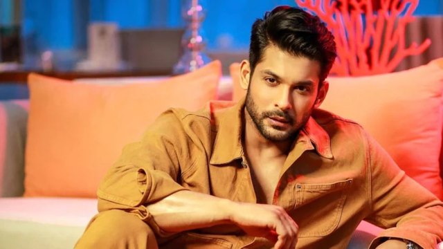 Fans reached Oshiwara crematorium for Sidharth's last look