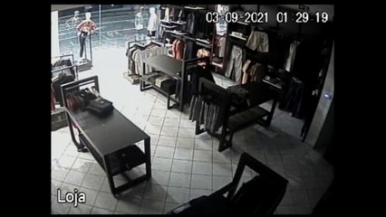 Tải video: Vídeo mostra ação de ladrões em empresa de roupas na região Central