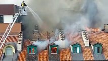 Incendio Torino, i vigili del fuoco tentano di fermare le fiamme che invadono il palazzo accanto