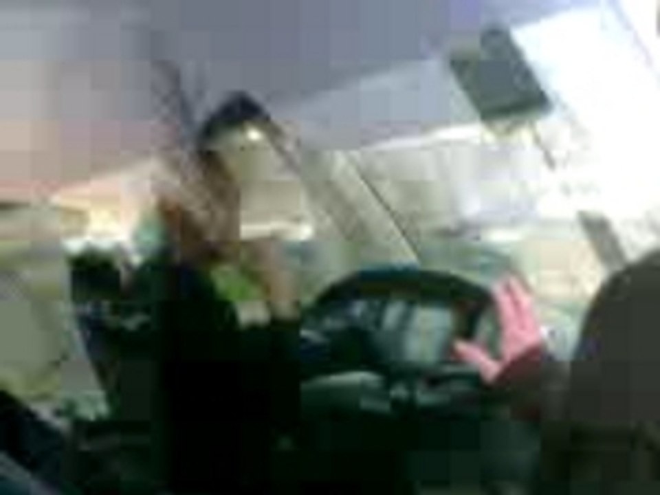 mimi fait des signes au conducteur