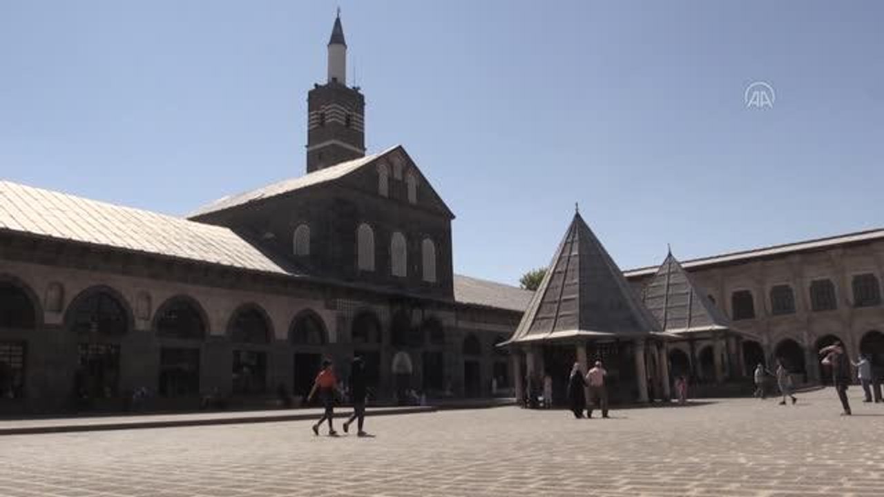 DİYARBAKIR - İslam'ın 5. Harem-i Şerif'i kabul edilen Diyarbakır Ulu Cami'de sema gösterisi düzenlendi