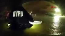 Central Park'ta polis, selde mahsur kalanları böyle kurtardı