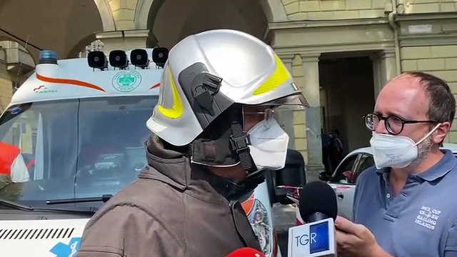 Torino, il comandante dei vigili del fuoco: Situazione critica, il rogo sta correndo