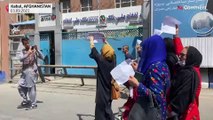 No Comment | Con el rostro descubierto y en tacones, las afganas protestan en Kabul