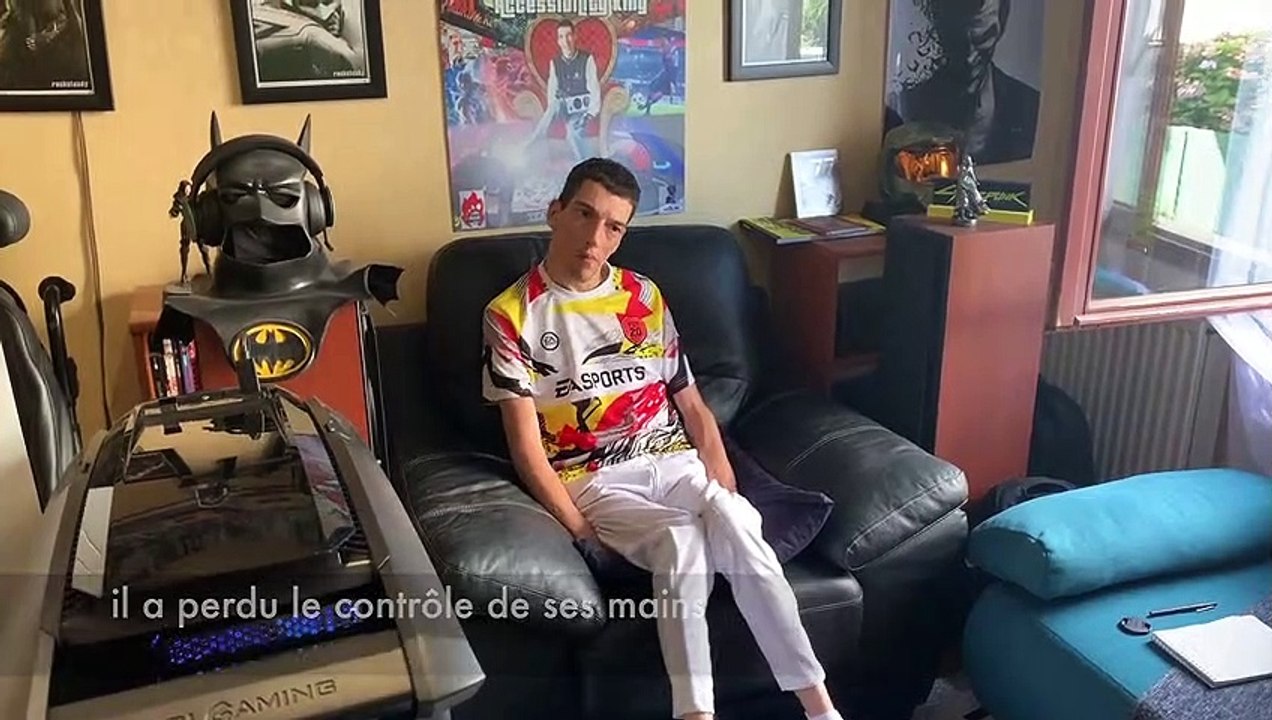 Près de Rennes. En situation d'handicap, Hichem joue aux jeux vidéos avec ses pieds