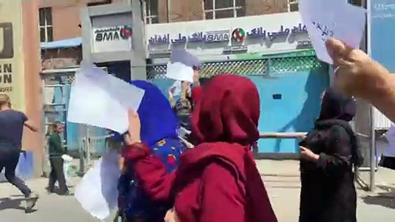 Fières et sans peur, des femmes afghanes marchent dans Kaboul pour le respect de leurs droits