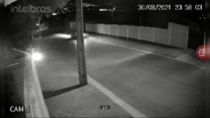 Vídeo: homem bêbado furta carro, bate em poste e acaba preso