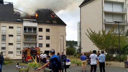 Incendie dans les combles d'un immeuble, quartier des Fontaines à Tours, ce vendredi 3 septembre.