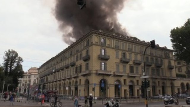 Cinco heridos y unos cien evacuados tras un incendio en el centro de Turín (V)
