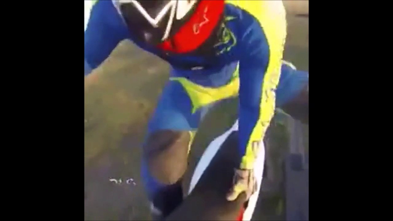 Ce motard tente un trick mais n'arrive pas à rattraper sa moto