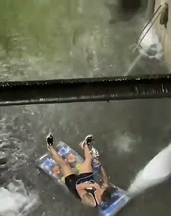 Il fume la chicha sur un matelas gonflable pendant les inondations à New York !