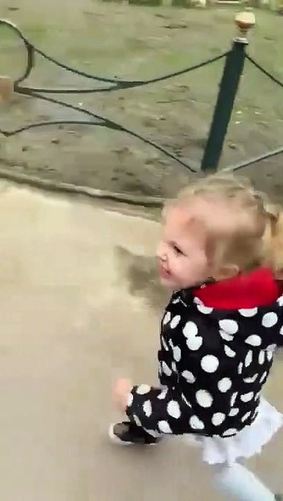 Cette fillette fait des checks aux inconnus dans la rue...