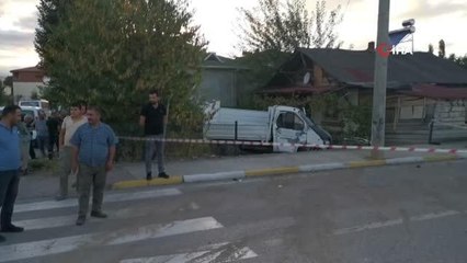 Kamyonet beton direğe çarparak bahçeye girdi: 1 ölü, 1 yaralı