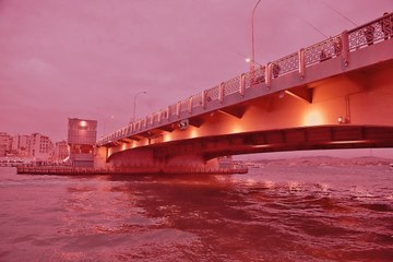 يوتيوبر تركي يقفز من جسر غالاتا باسطنبول