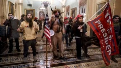 El asaltante del capitolio conocido como el "bisonte de QAnon" se declara culpable e irá a prisión