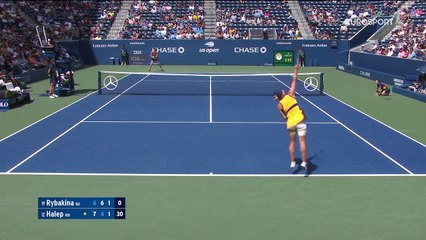 Une énorme défense et un court croisé parfait : le hot shot de Halep contre Rybakina