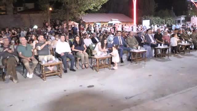 Çukurca'da sahne alan Reng-i Hakkari Sanat Topluluğu festivale renk kattı
