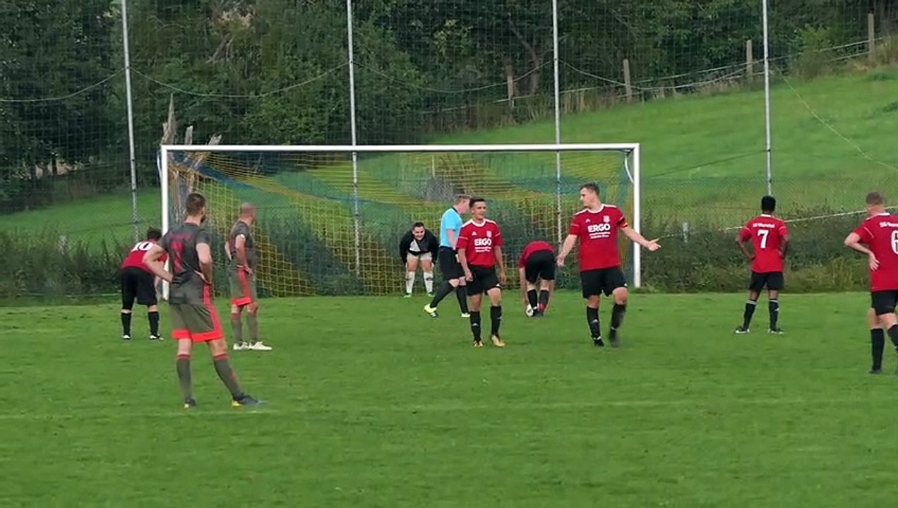 Christopher Schmidt von der SG Werratal II verschießt Elfmeter gegen den Bonaforther SV II