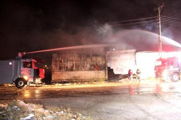 Yalıtım malzemesi bulunan iş yerinde korkutan yangın