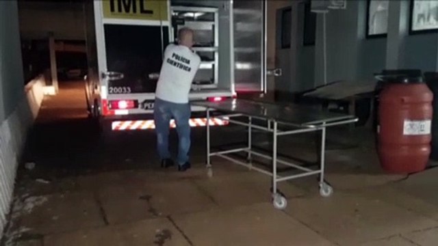 Corpo de Ezau Lincoln Neri Costa, morto a tiros no Bairro Periolo, dá entrada no IML