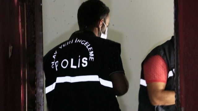 Kardeşini öldürüp, babasını dövdükten sonra kaçtı