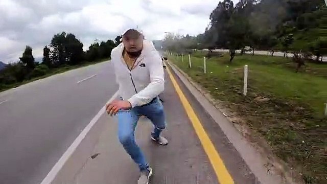 VIDEO: A puñal volquetero ataca a motociclista al norte de Bogotá