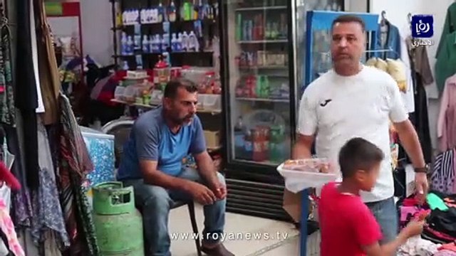 أبناء مخيم اربد يوزعون الحلوى احتفالا بفرار أسرى فلسطينيين من سجن جلبوع