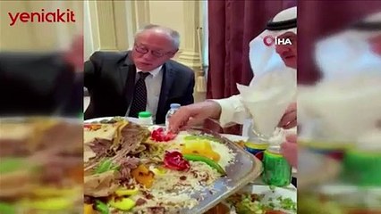 Suudi Arabistan'da vali gösterdi, Japonya büyükelçisi eliyle pilav yedi!