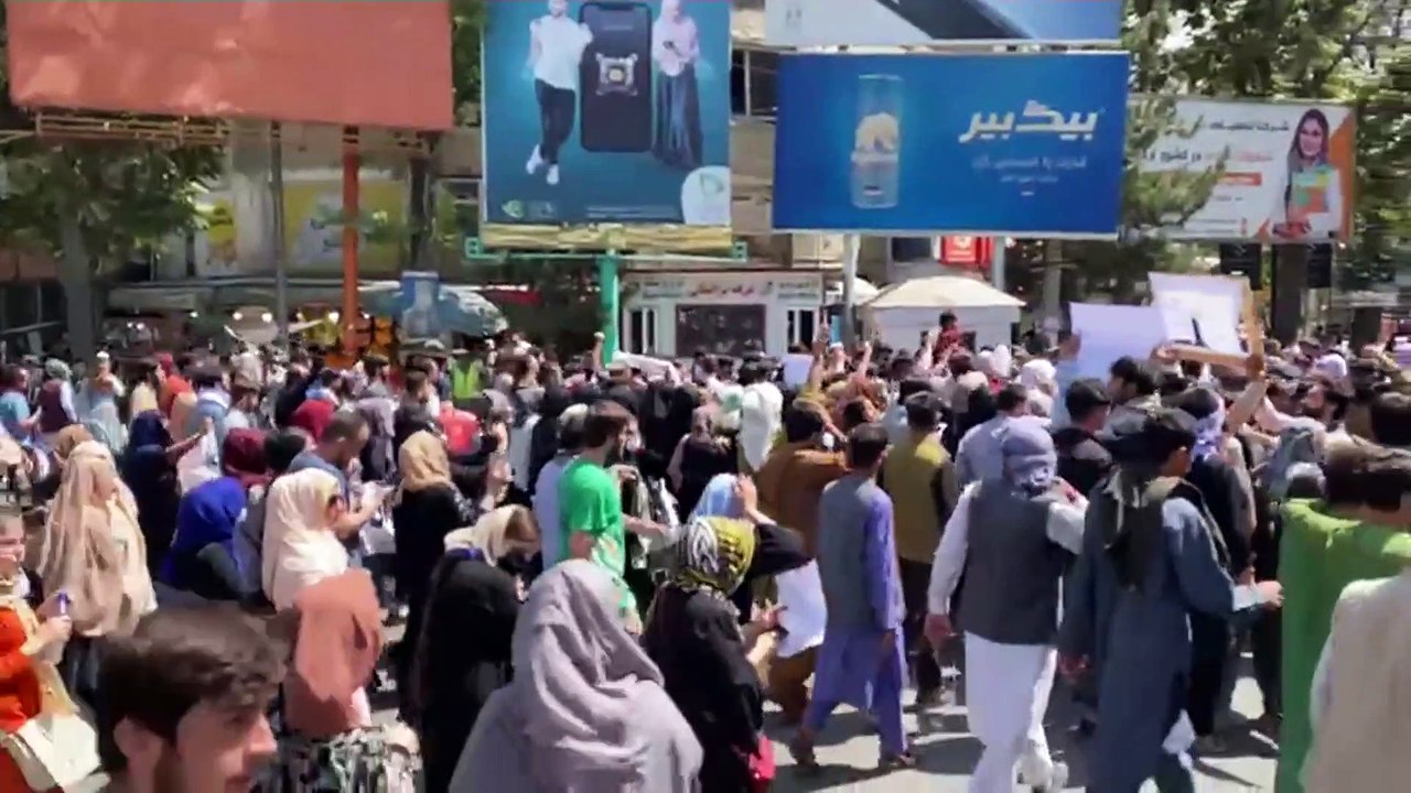 شاهد: عناصر طالبان يطلقون النار في الهواء لتفريق مظاهرة في كابول