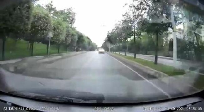 ÜMRANİYE'DE KALDIRIMDAKİ YAYANIN KIL PAYI KURTULDUĞU KAZA ANI ARAÇ KAMERASINDA