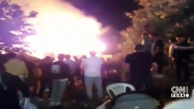 Sünnet düğününde atılan havai fişek samanlığı yaktı