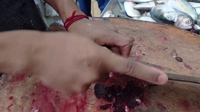 Amazing Sea fish Cutting Skill || Bangada Rs 400 Mangalore Sea Food