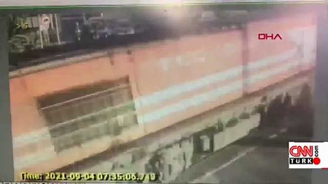 Yük treni, hemzemin geçitte servis minibüsüne çaptı! Kaza anı böyle görüntülendi