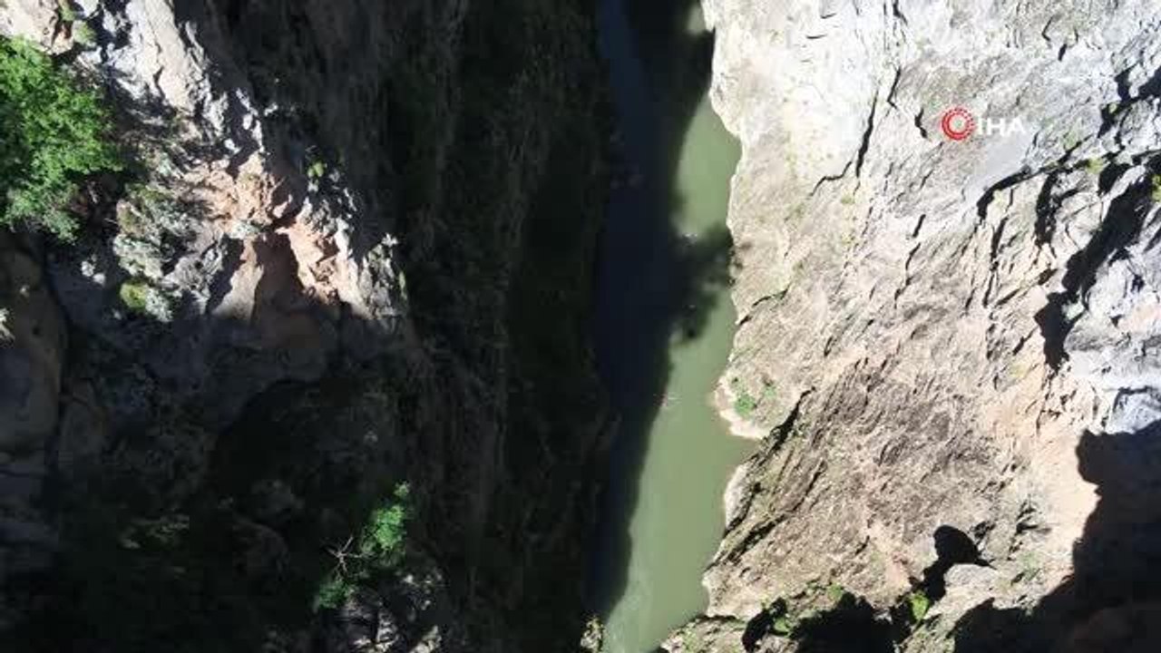 Sıcaktan bunalanlar kanyon ve şelalelere akın ediyor