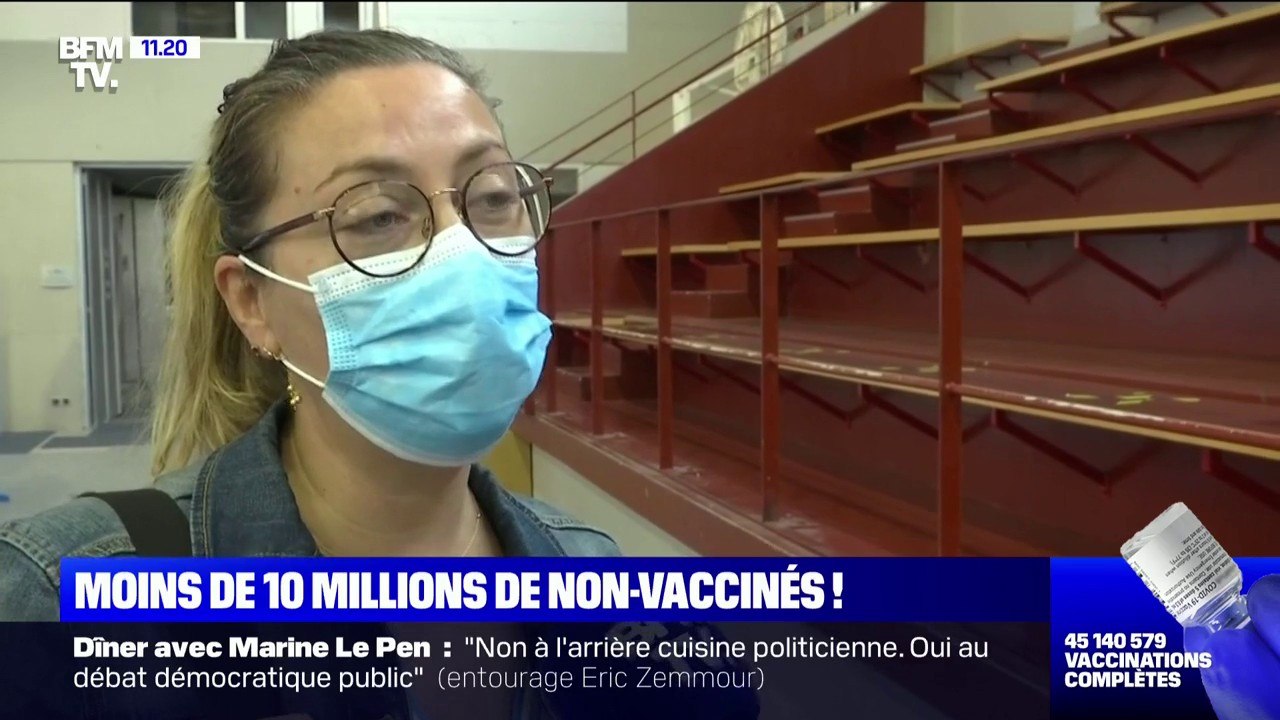 "C'est pour qu'elles soient tranquilles pour les activités périscolaires", explique cette mère qui accompagne ses filles se faire vacciner