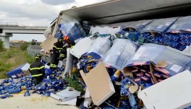 Santa Giusta (OR) - Tir si ribalta sulla Statale 131 (04.09.21)