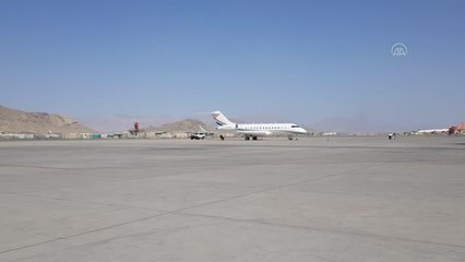 Pakistan Havayolları'na ait bir uçak Kabil Havalimanı'nda