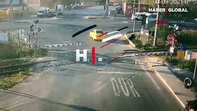 Hemzemin geçitte yaşanan feci tren kazası kamerada