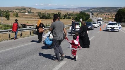 LASTİĞİ PATLAYAN MİNİBÜS KANALA DÜŞTÜ; 4 YARALI