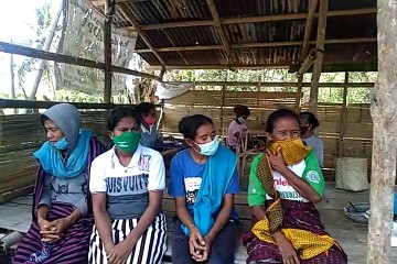 Ibu-ibu Menjaga Lahan Adat Sambil Menenun