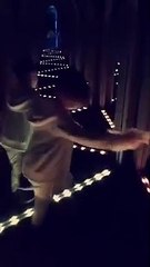 Il pense avoir trouvé la sortie du labyrinthe de glaces ! Faux