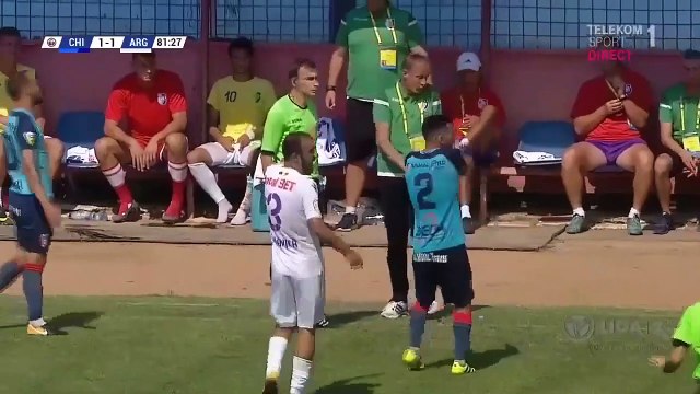 L'entraineur vient tacler un joueur en plein match... Carton rouge