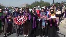 Los talibanes dispersan con gases lacrimógenos a un grupo de mujeres que se manifestaban por la educación y el trabajo